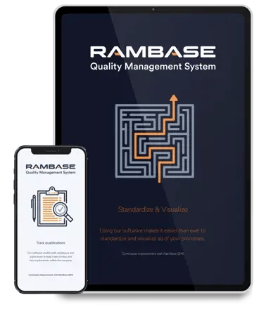 Framsida till RamBase QMS broschyr med en labyrintgrafik, bredvid en mobiltelefon som visar programvaran