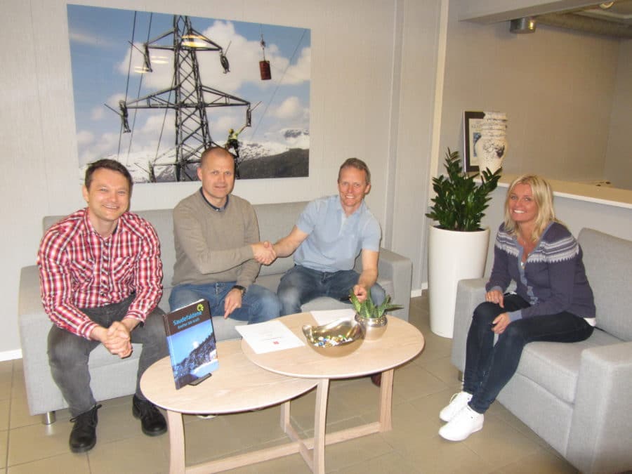 Fire personer rundt et bord