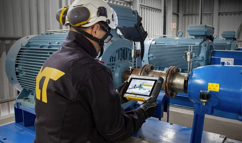 Easy-laser employee using measurement equipment