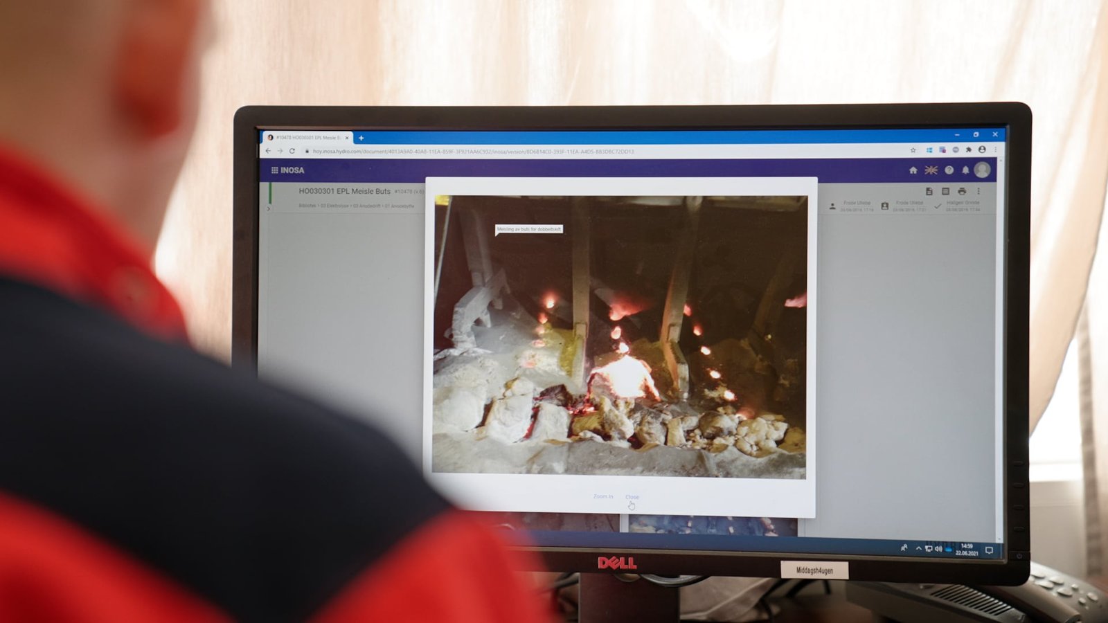 Bilde av en person som ser på en skjerm