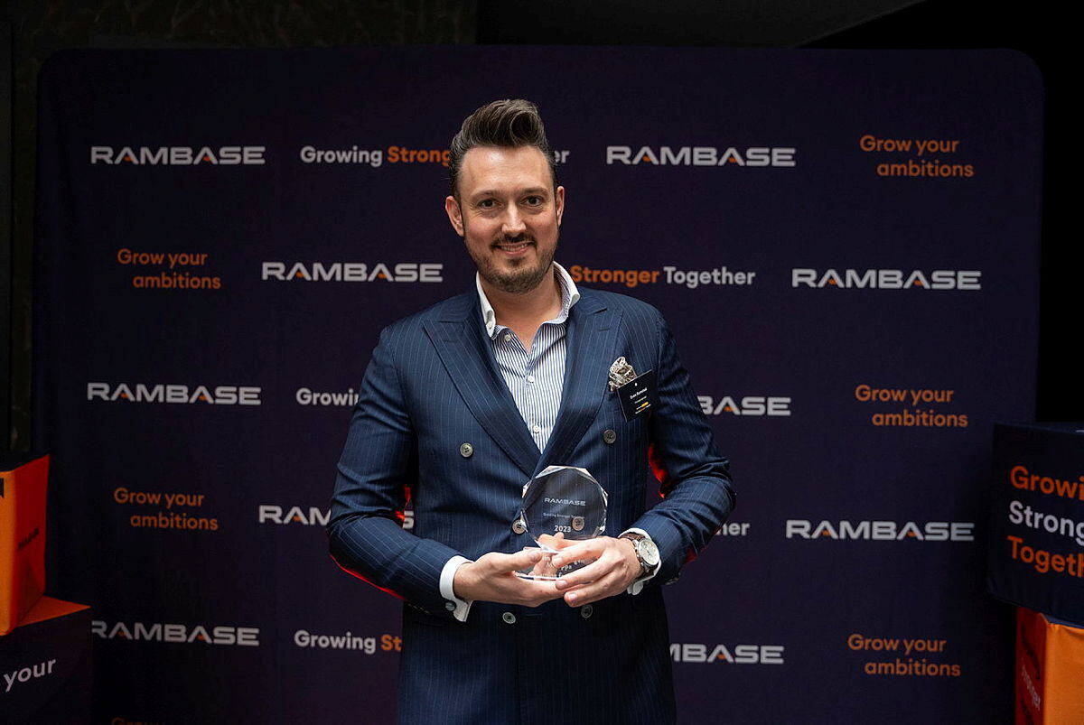 📷 Even Ramstad (accepting the award on behalf of Svein Gihleengen)